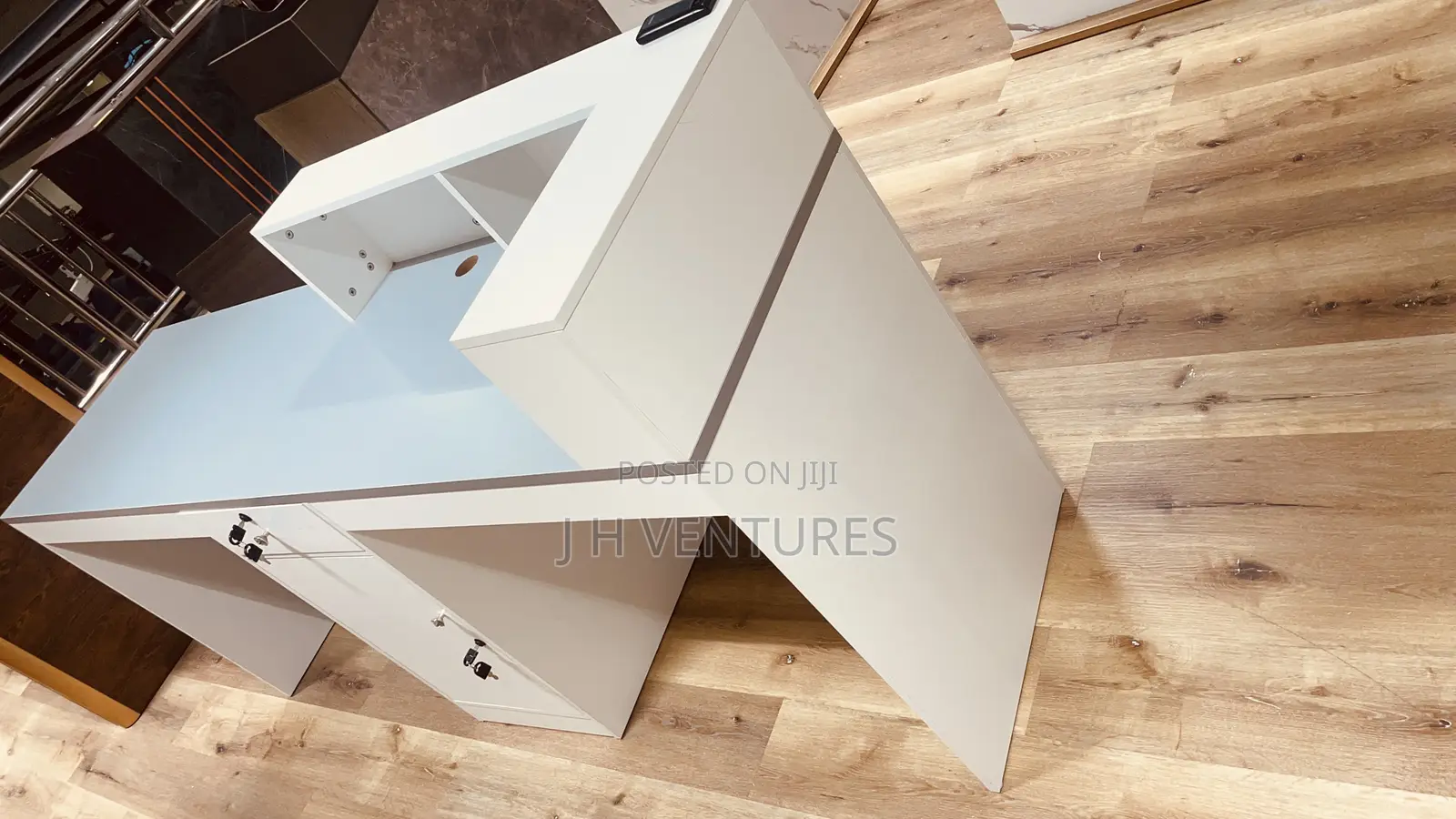 Front Desk (D - 8146)