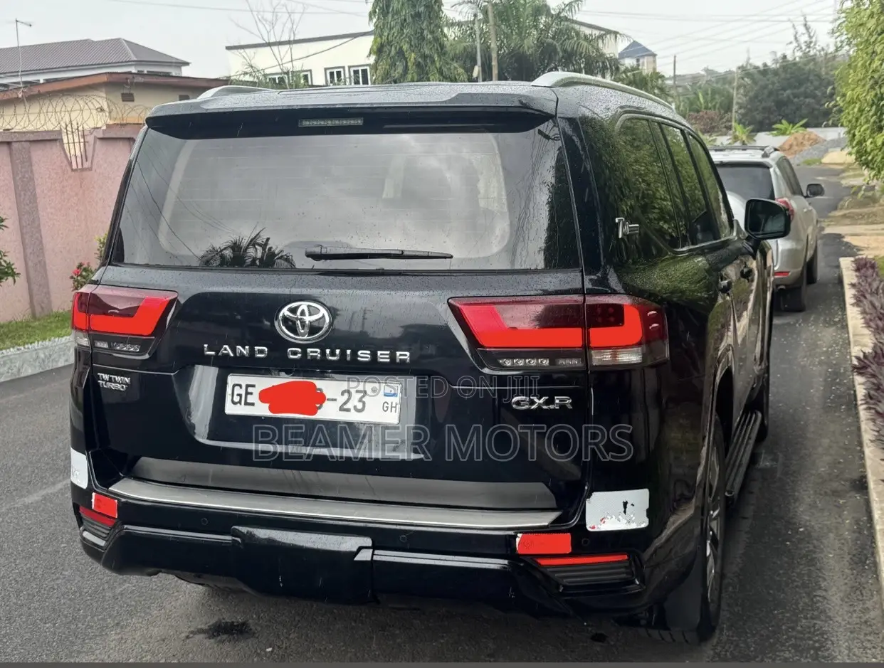 Toyota Land Cruiser LC300 2023 Black