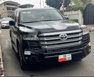 Toyota Land Cruiser LC300 2023 Black