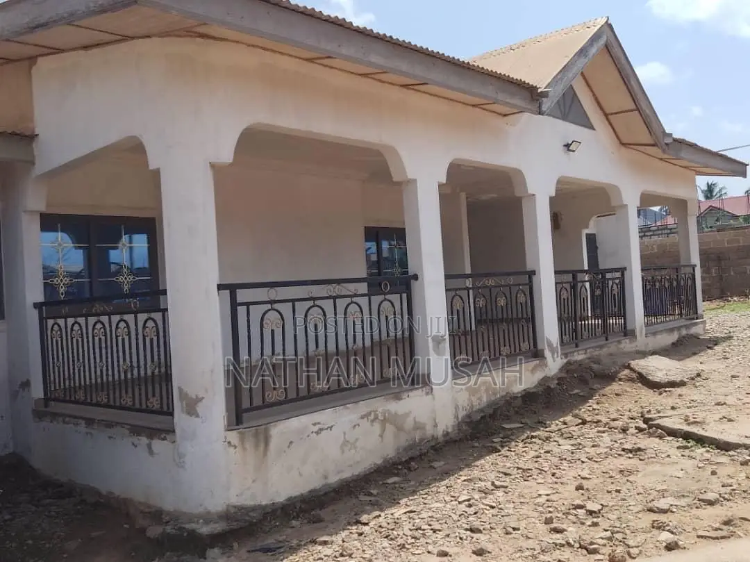 6bdrm House in Pokuase for sale