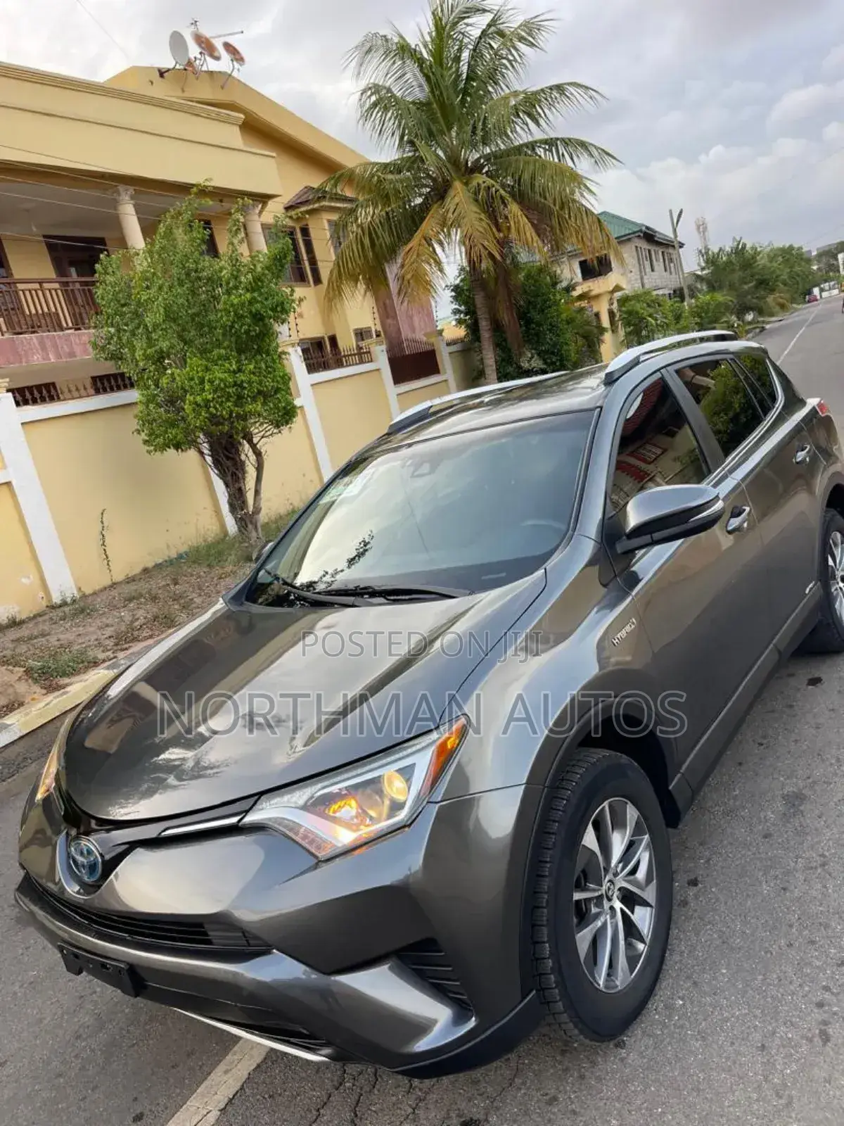 Toyota RAV4 LE 4dr SUV AWD (2.5L 4cyl 6A) 2018 Gray