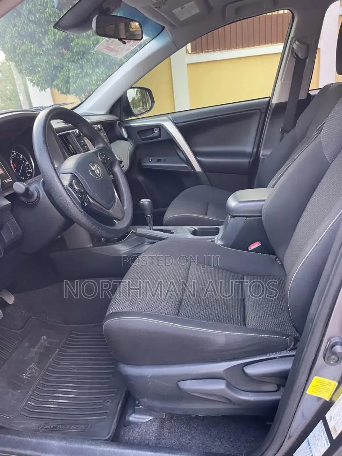 Toyota RAV4 LE 4dr SUV AWD (2.5L 4cyl 6A) 2018 Gray