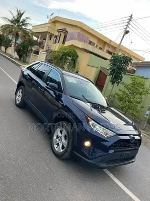 Toyota RAV4 XLE AWD 2019 Blue