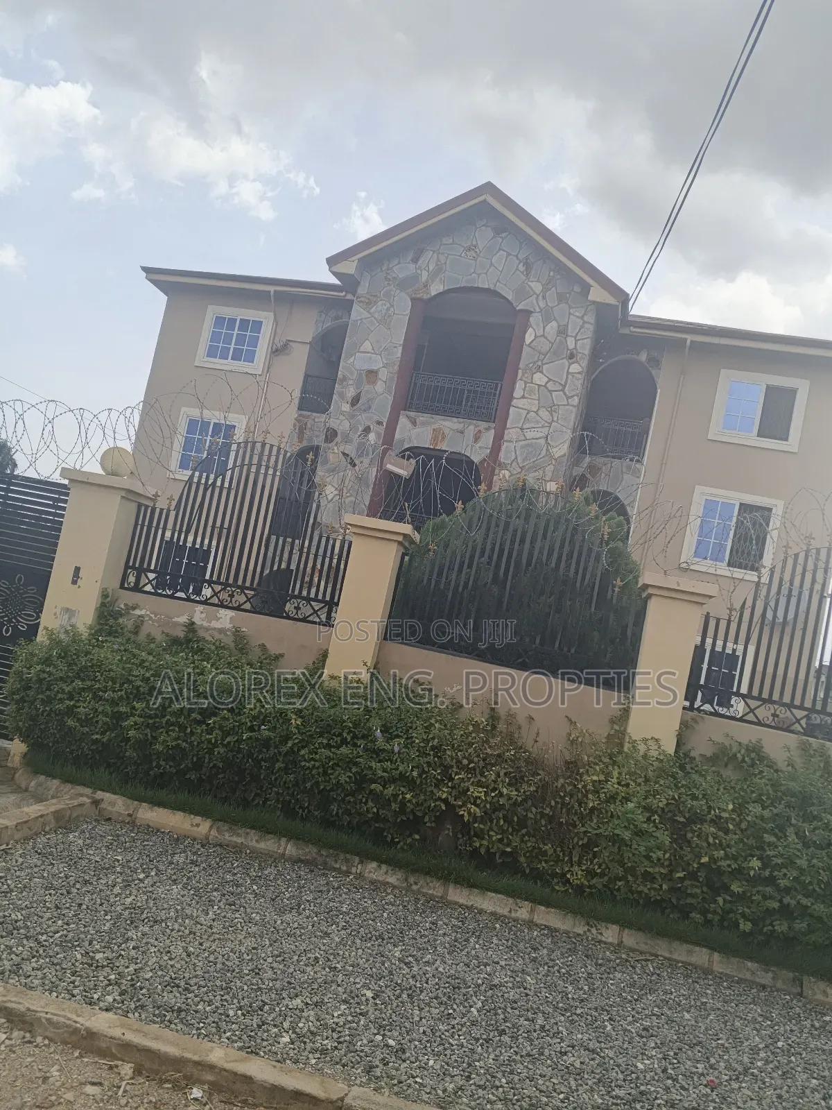 3bdrm Apartment in Air Condition, Oyarifa Mall Area for rent
