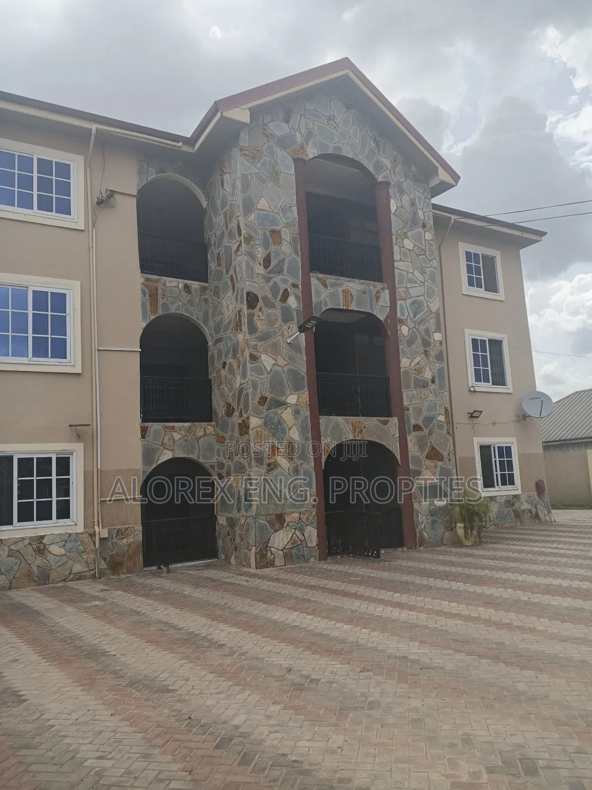 3bdrm Apartment in Air Condition, Oyarifa Mall Area for rent