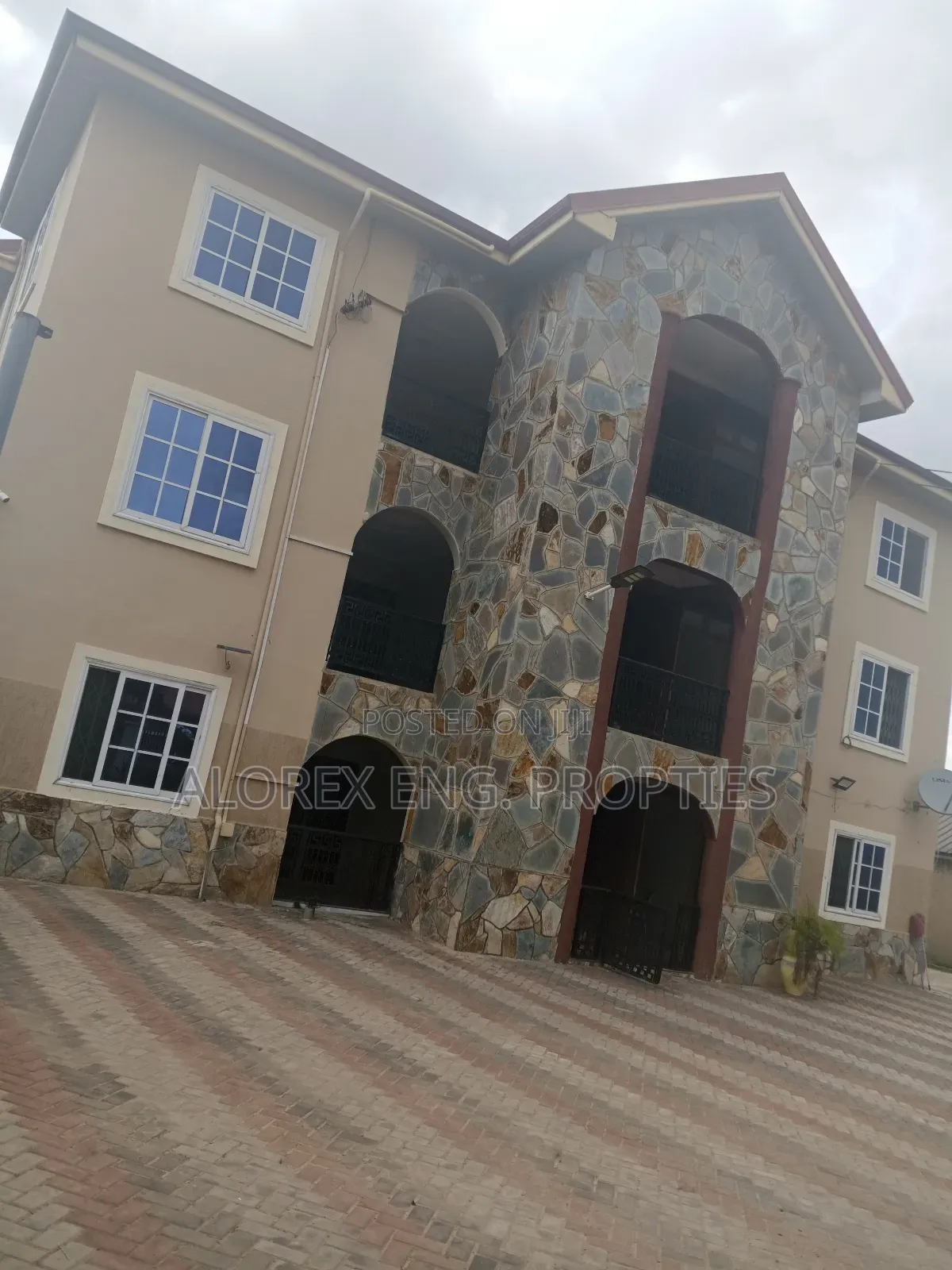 3bdrm Apartment in Air Condition, Oyarifa Mall Area for rent
