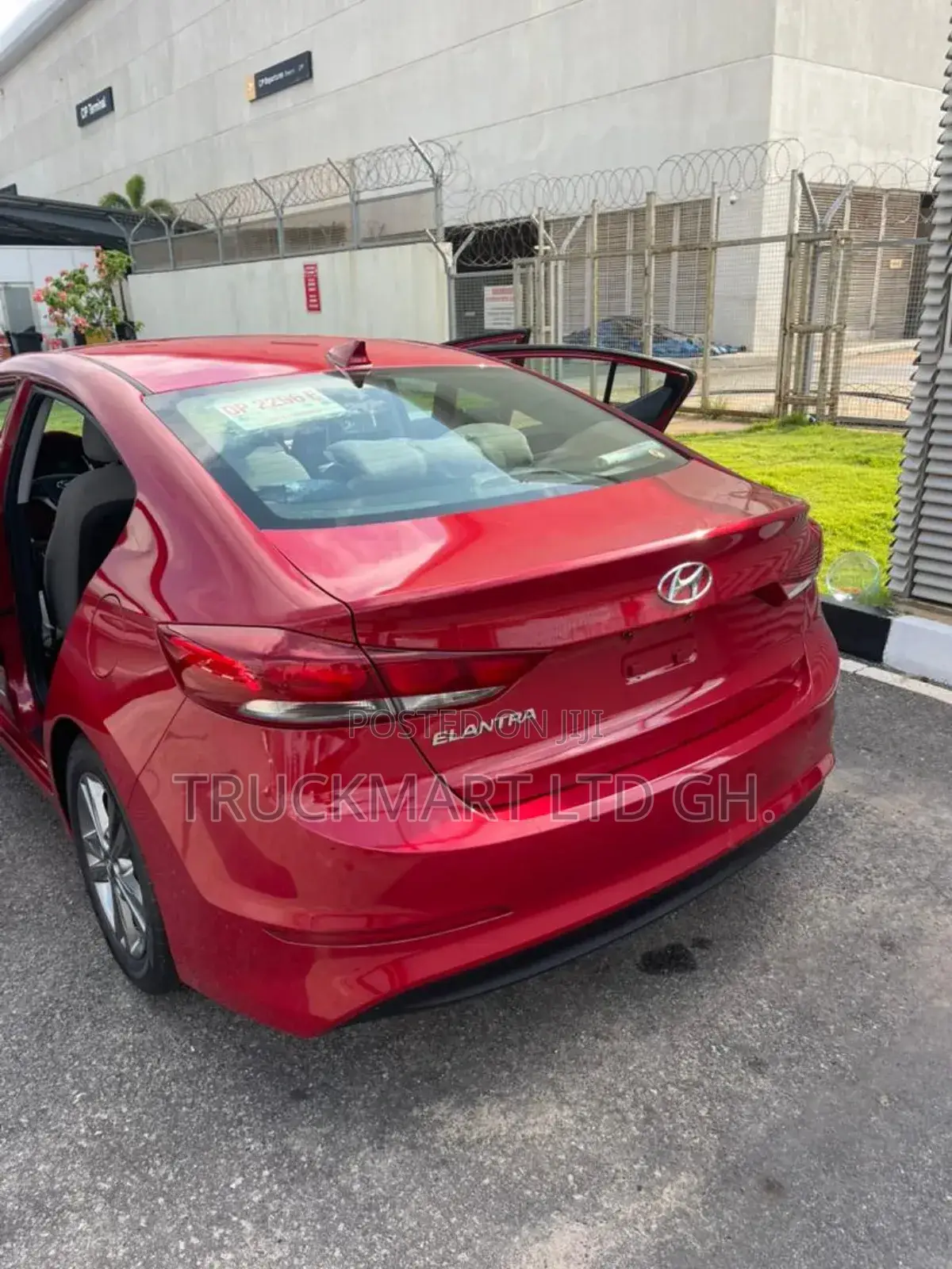 Hyundai Elantra SE Sedan FWD (2.0L 4cyl 6M) 2017 Red