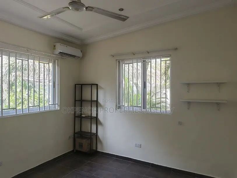 3bdrm House in Osu, Nyaniba Estate for rent