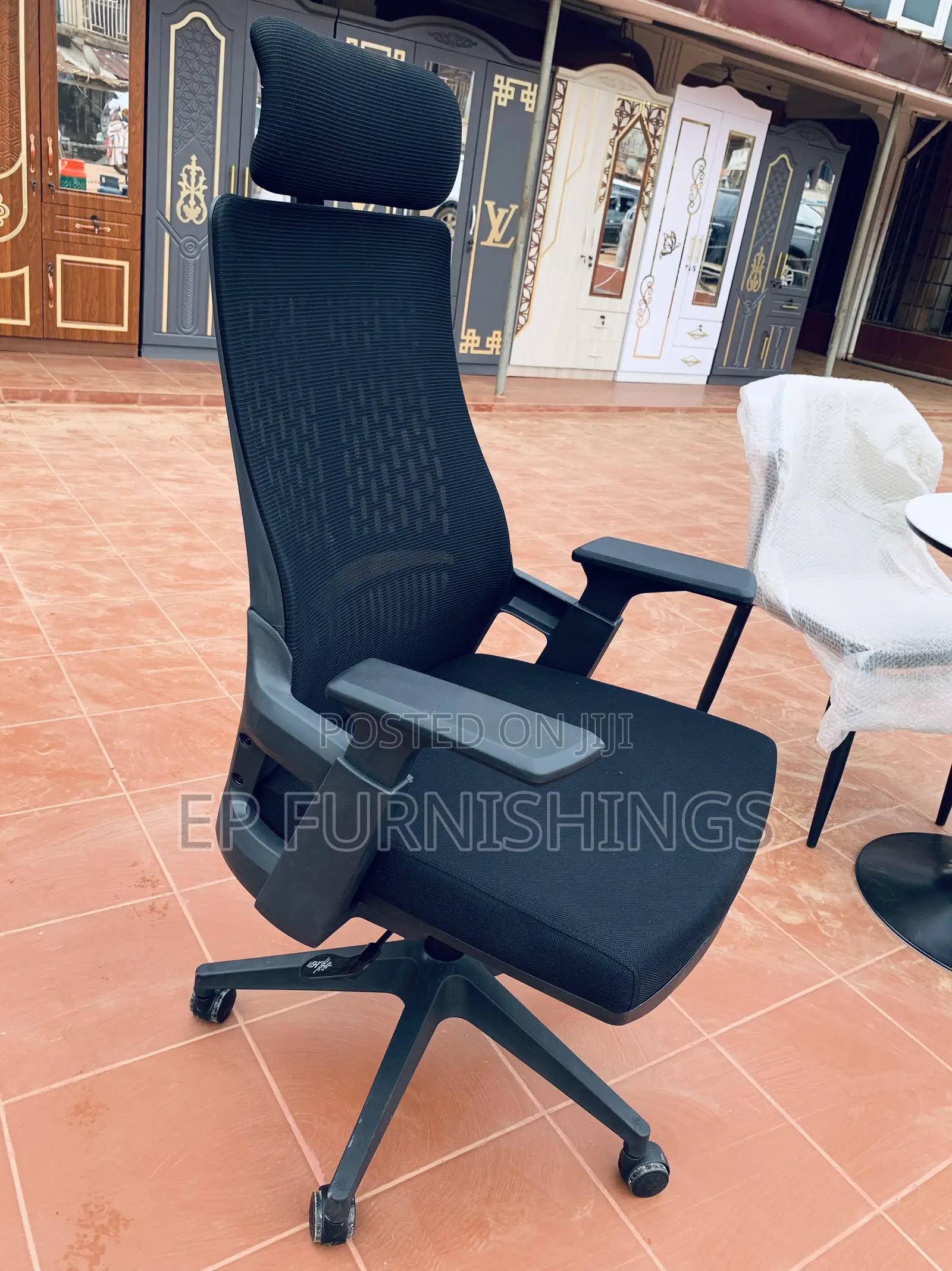 Swiveled Office Chair