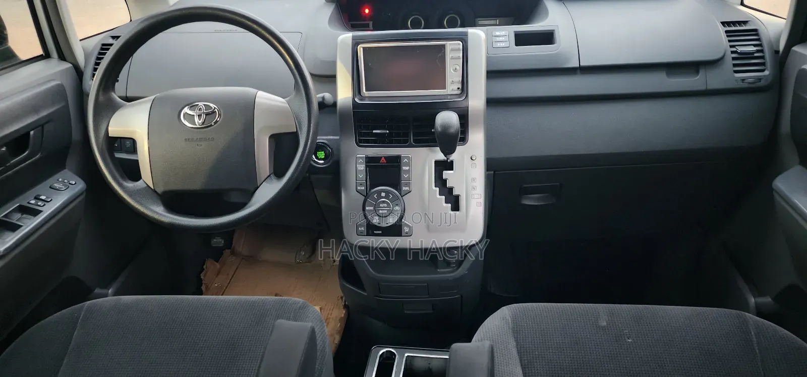 Toyota Voxy 2013 Silver