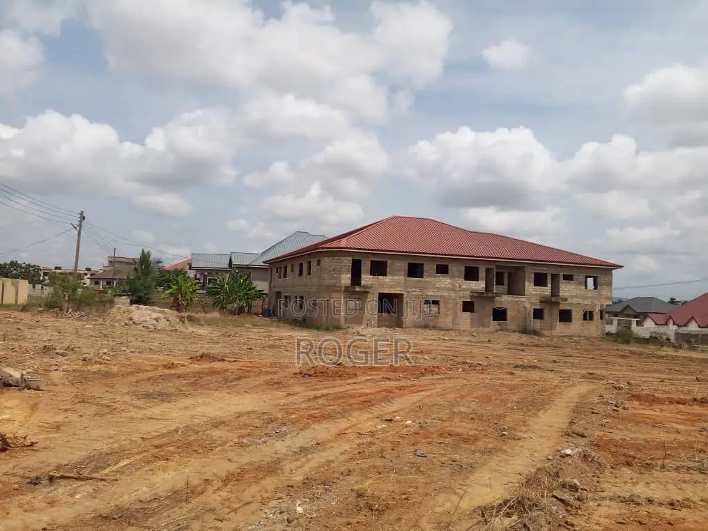 20bdrm Apartment in Ablekuma Odumase for sale