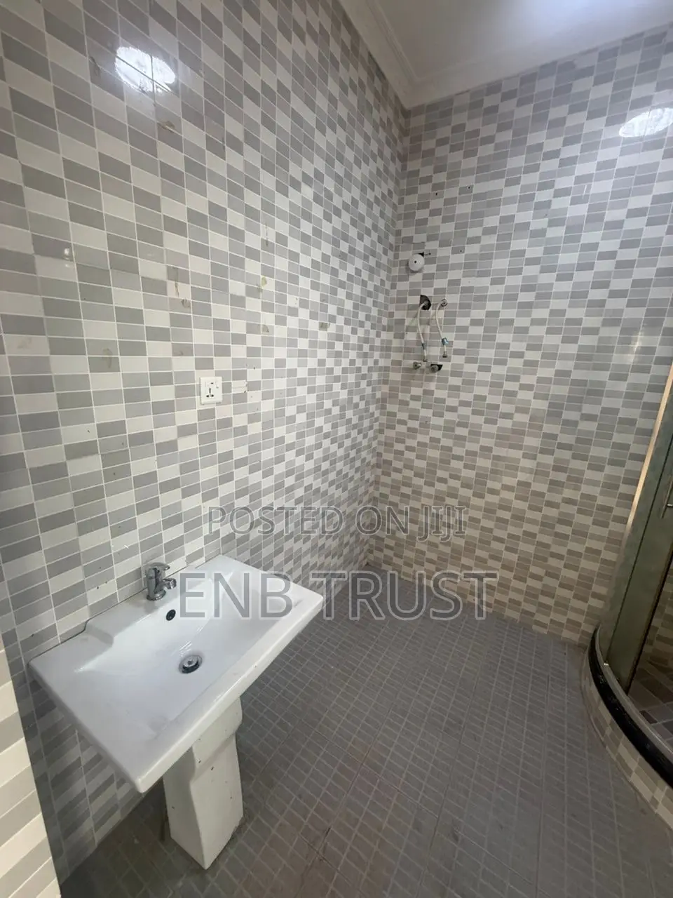 7bdrm Duplex in Tema, Sakumono for sale