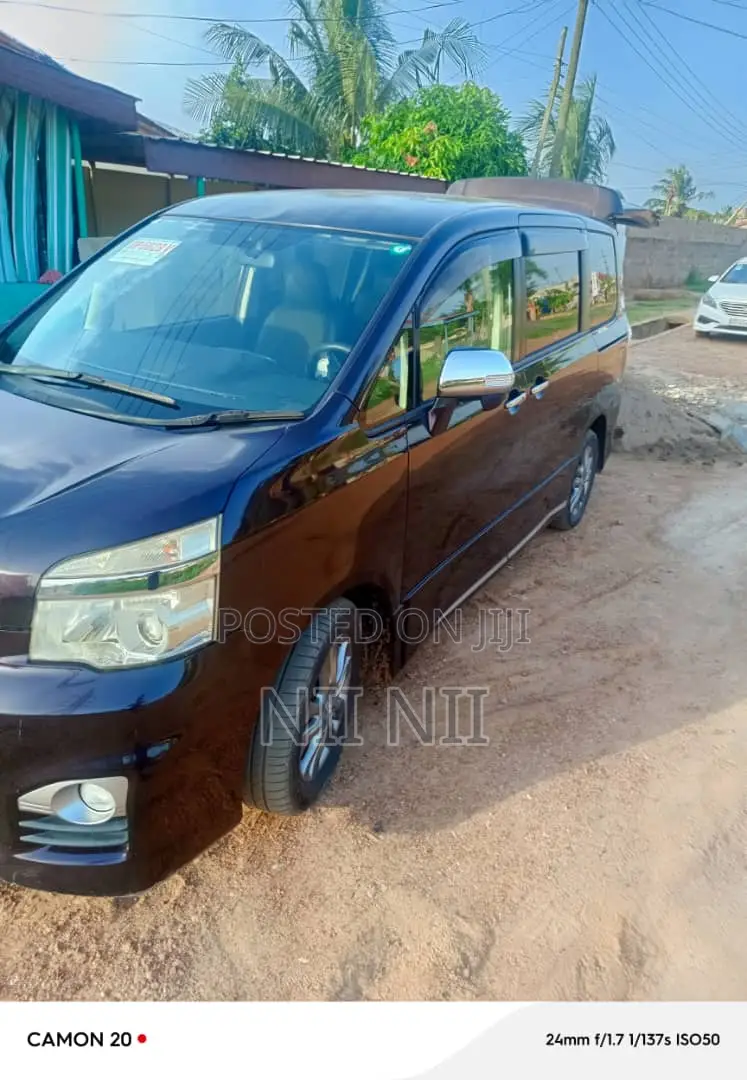 Toyota Voxy 2013 Black