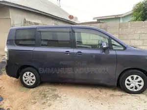 Toyota Voxy 2013