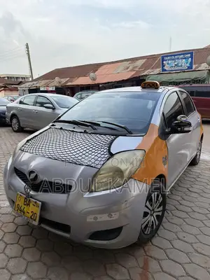 Toyota Vitz 2010 Silver