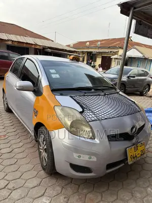 Toyota Vitz 2010 Silver