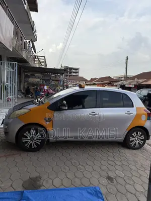 Toyota Vitz 2010 Silver