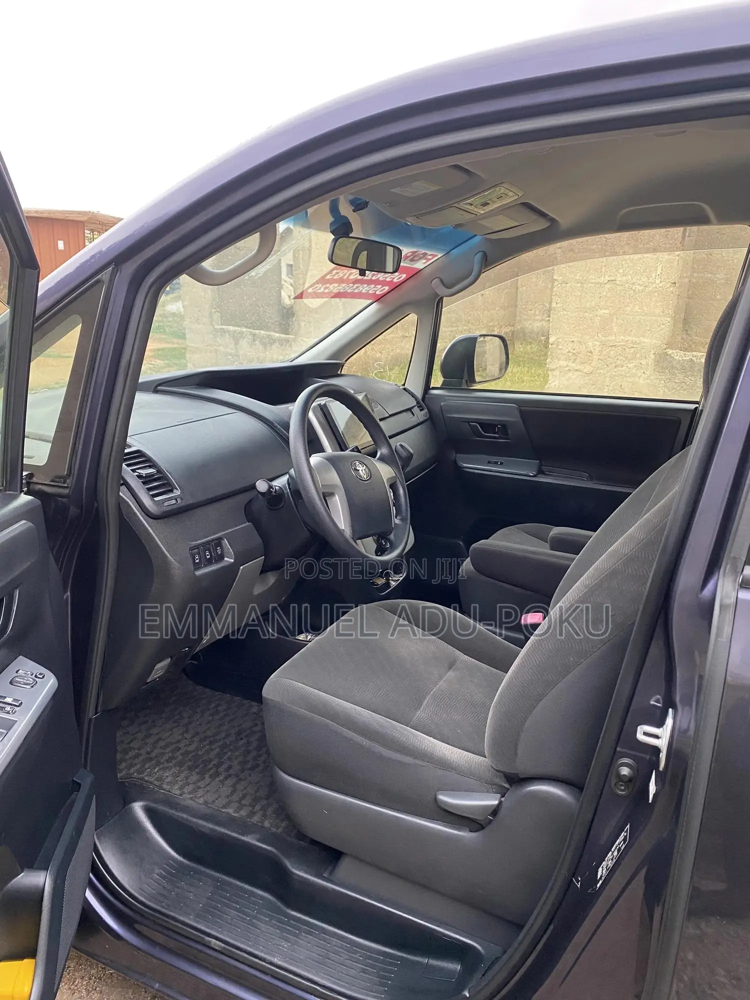 Toyota Voxy 2013