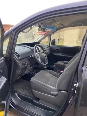 Toyota Voxy 2013