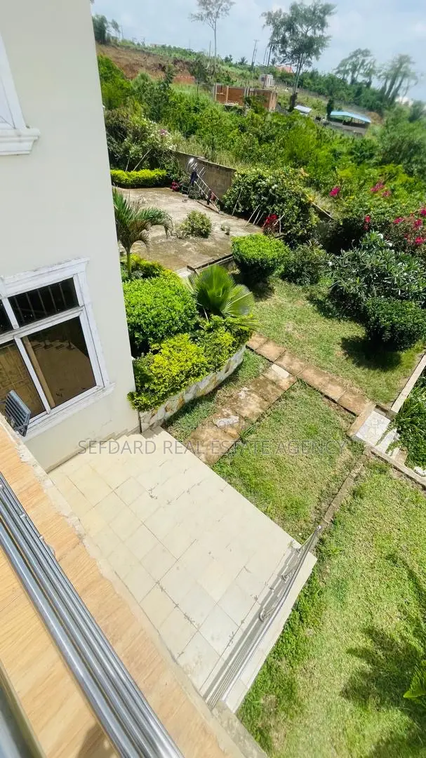 5bdrm House in Sefdard Properties, Aburi for sale