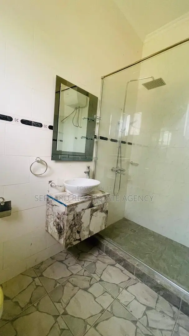5bdrm House in Sefdard Properties, Aburi for sale