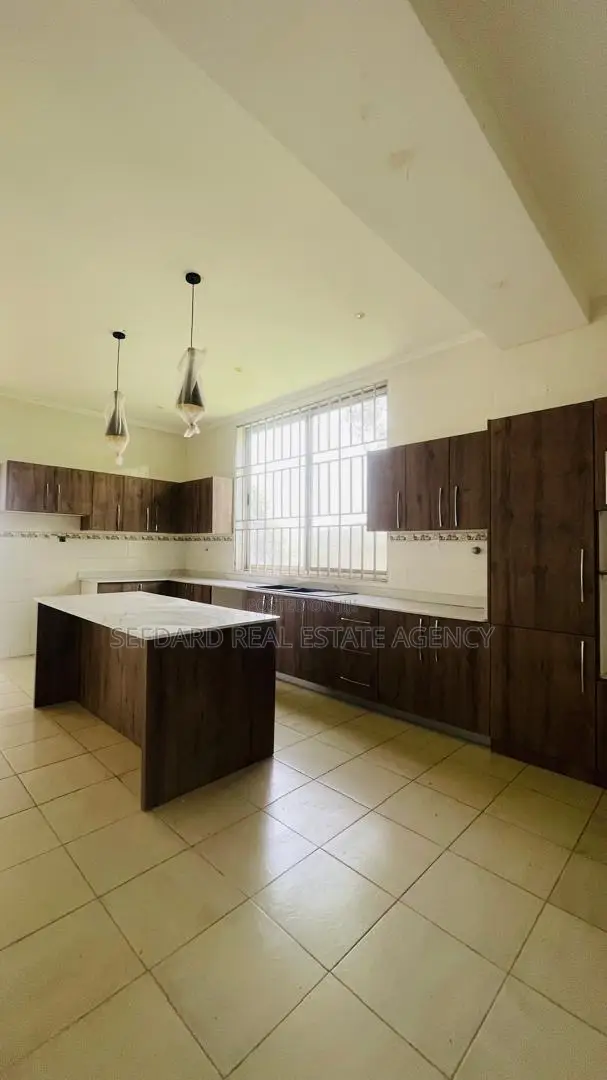 5bdrm House in Sefdard Properties, Aburi for sale