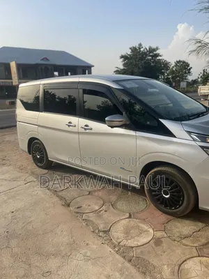 Nissan Serena 2017 Silver