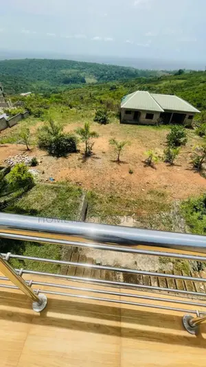6bdrm House in Aburi Peduase for sale