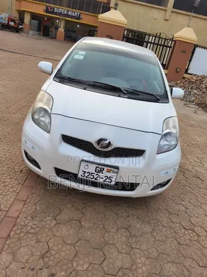 Toyota Vitz 2010 White