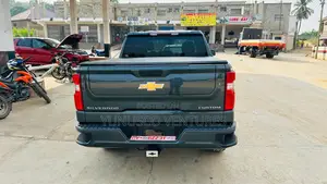 Chevrolet Silverado 2021 Green