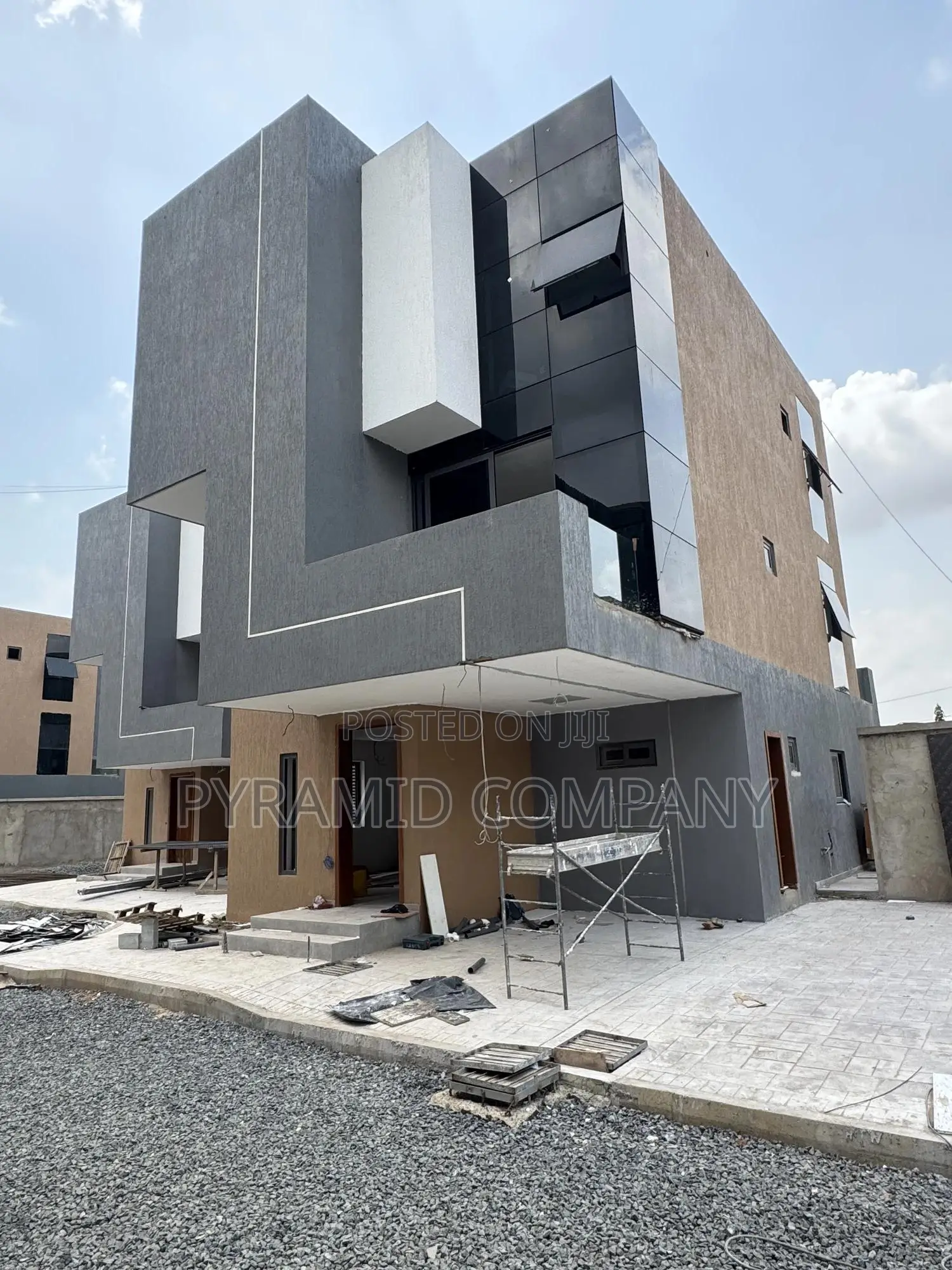 5bdrm House in Airport Residential for sale