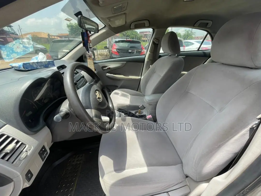 Toyota Corolla LE 4dr Sedan (1.8L 4cyl 4A) 2013 Silver