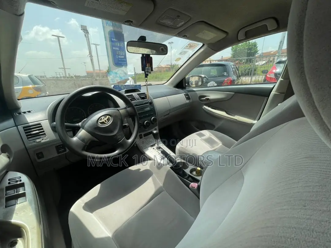 Toyota Corolla LE 4dr Sedan (1.8L 4cyl 4A) 2013 Silver
