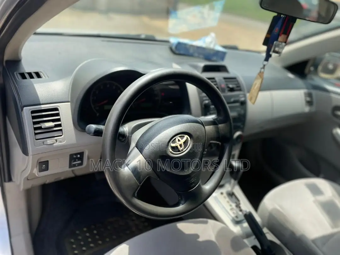 Toyota Corolla LE 4dr Sedan (1.8L 4cyl 4A) 2013 Silver