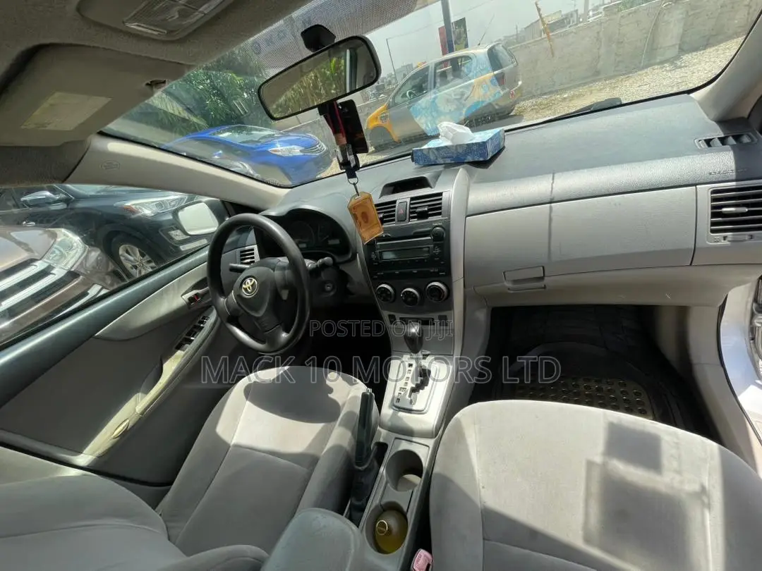 Toyota Corolla LE 4dr Sedan (1.8L 4cyl 4A) 2013 Silver