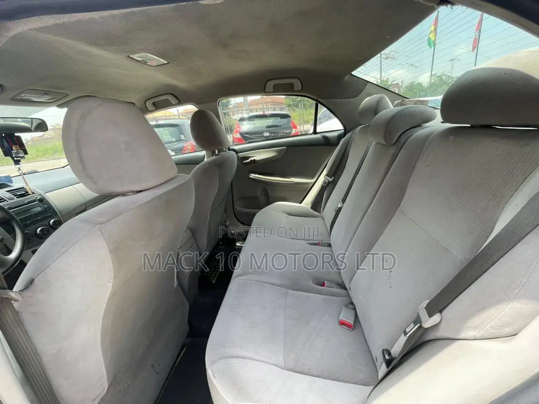 Toyota Corolla LE 4dr Sedan (1.8L 4cyl 4A) 2013 Silver