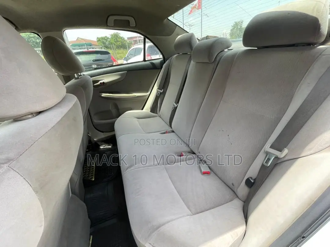 Toyota Corolla LE 4dr Sedan (1.8L 4cyl 4A) 2013 Silver