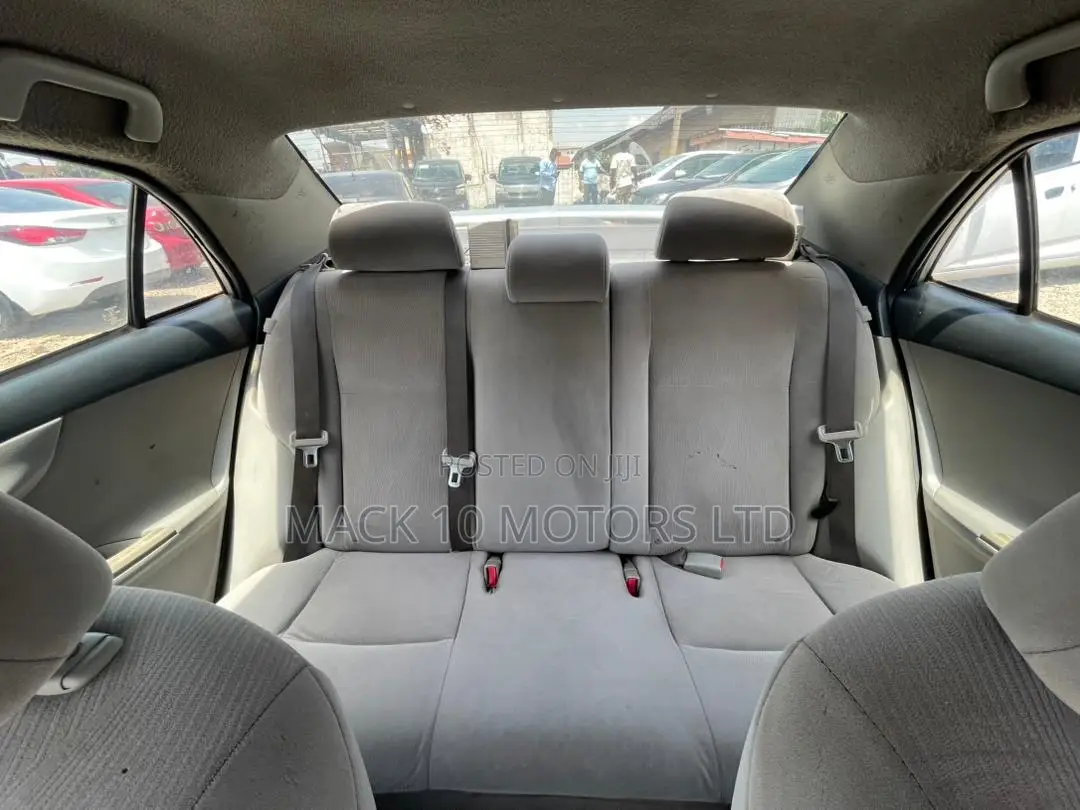 Toyota Corolla LE 4dr Sedan (1.8L 4cyl 4A) 2013 Silver
