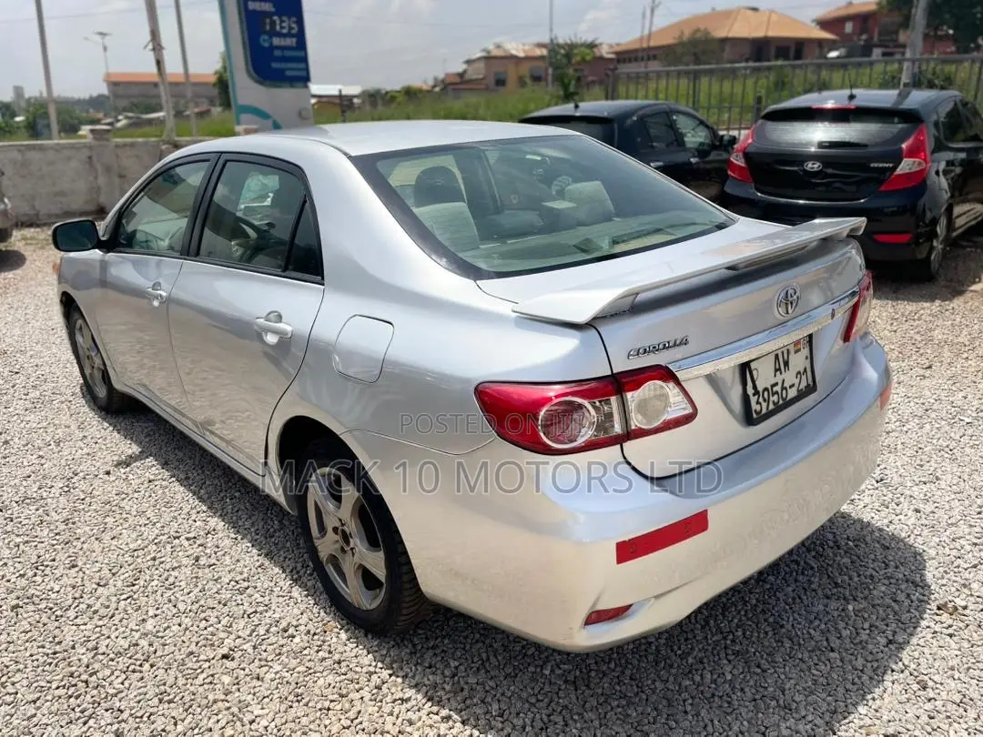 Toyota Corolla LE 4dr Sedan (1.8L 4cyl 4A) 2013 Silver
