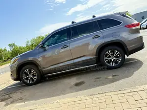 Toyota Highlander XLE V6 4x4 (3.5L 6cyl 6A) 2016 Gray