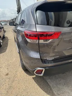 Toyota Highlander LE 2019 Brown