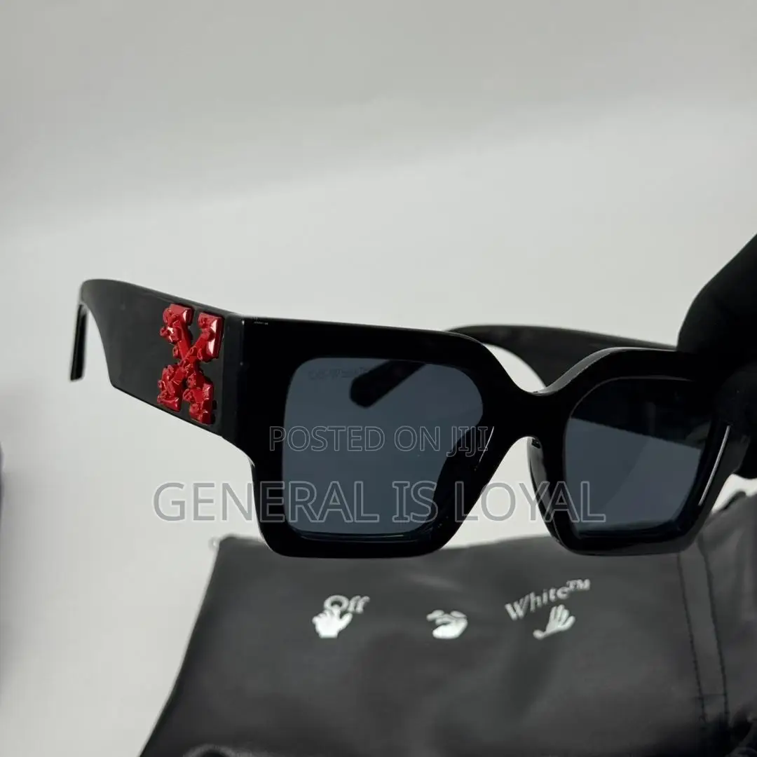 Off-White Catalina Sunglasses in Black With a Gold Logo.