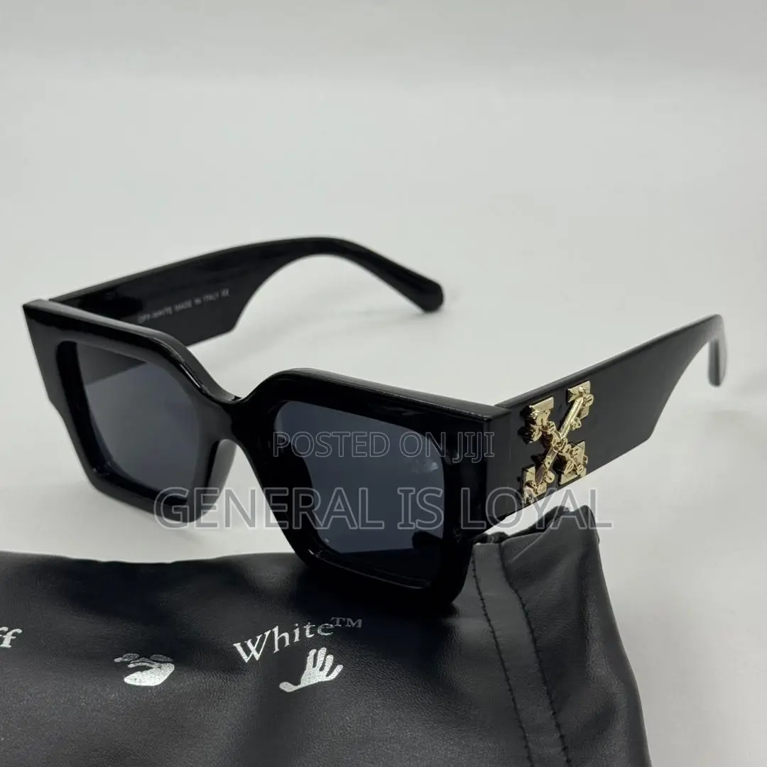 Off-White Catalina Sunglasses in Black With a Gold Logo.