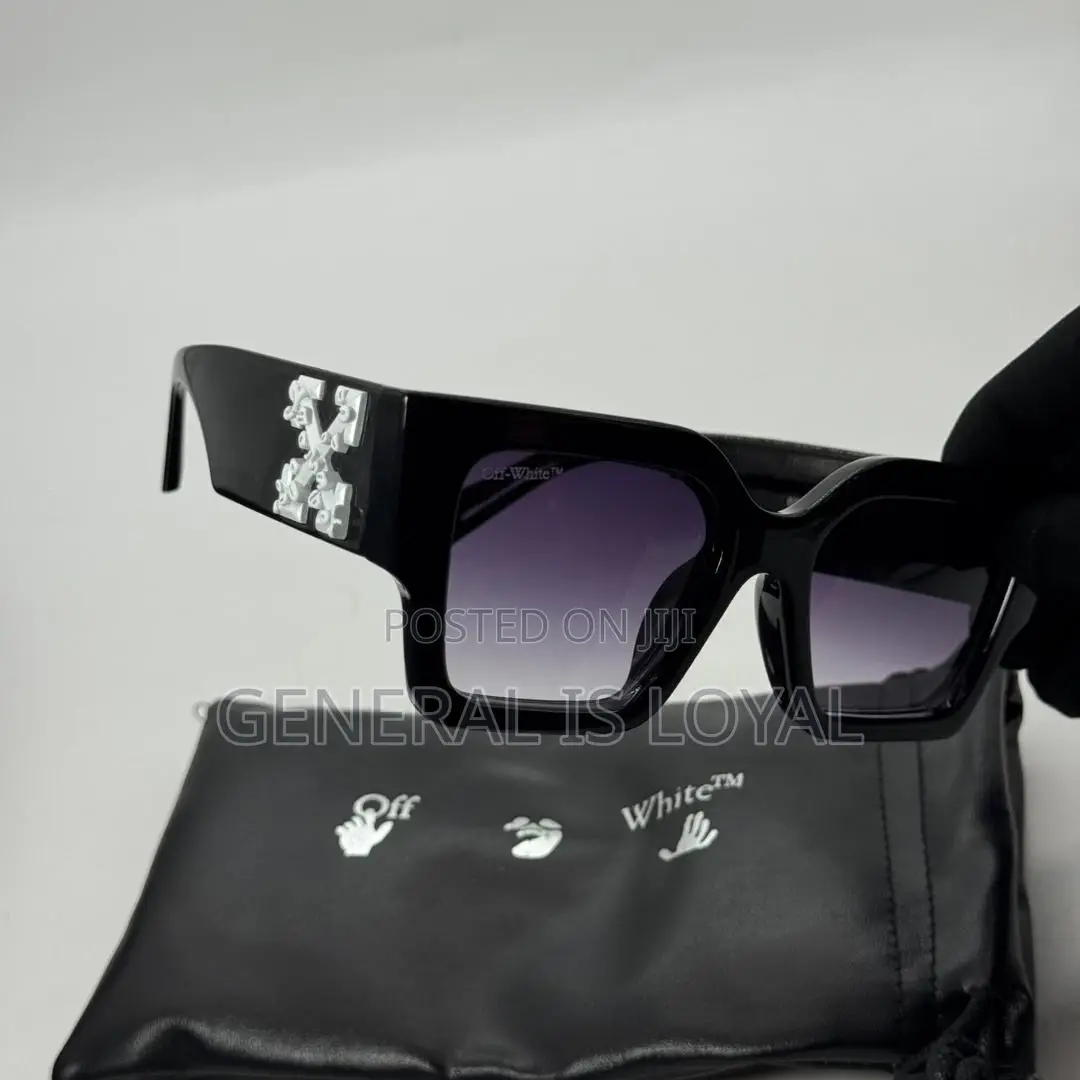 Off-White Catalina Sunglasses in Black With a Gold Logo.