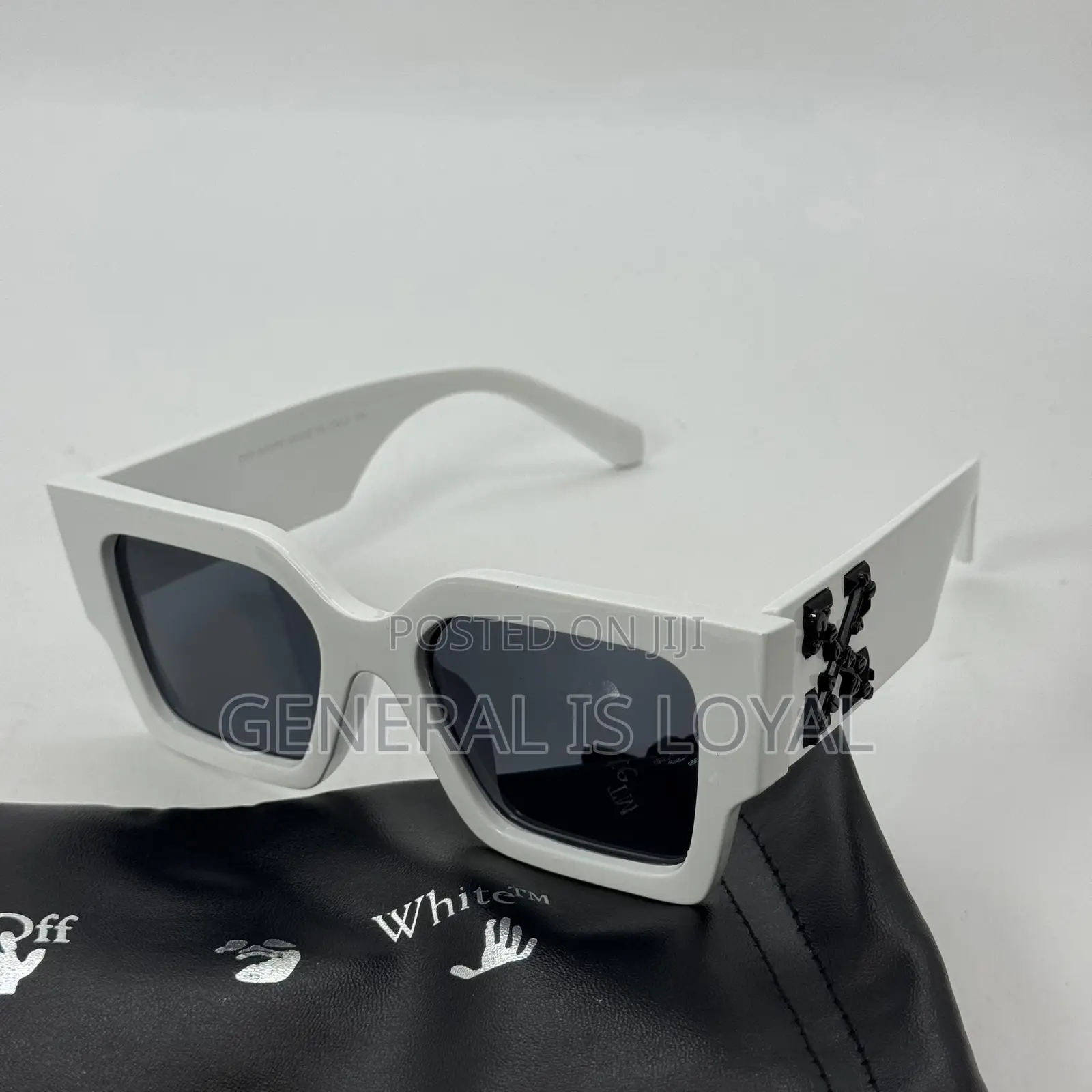 Off-White Catalina Sunglasses in Black With a Gold Logo.