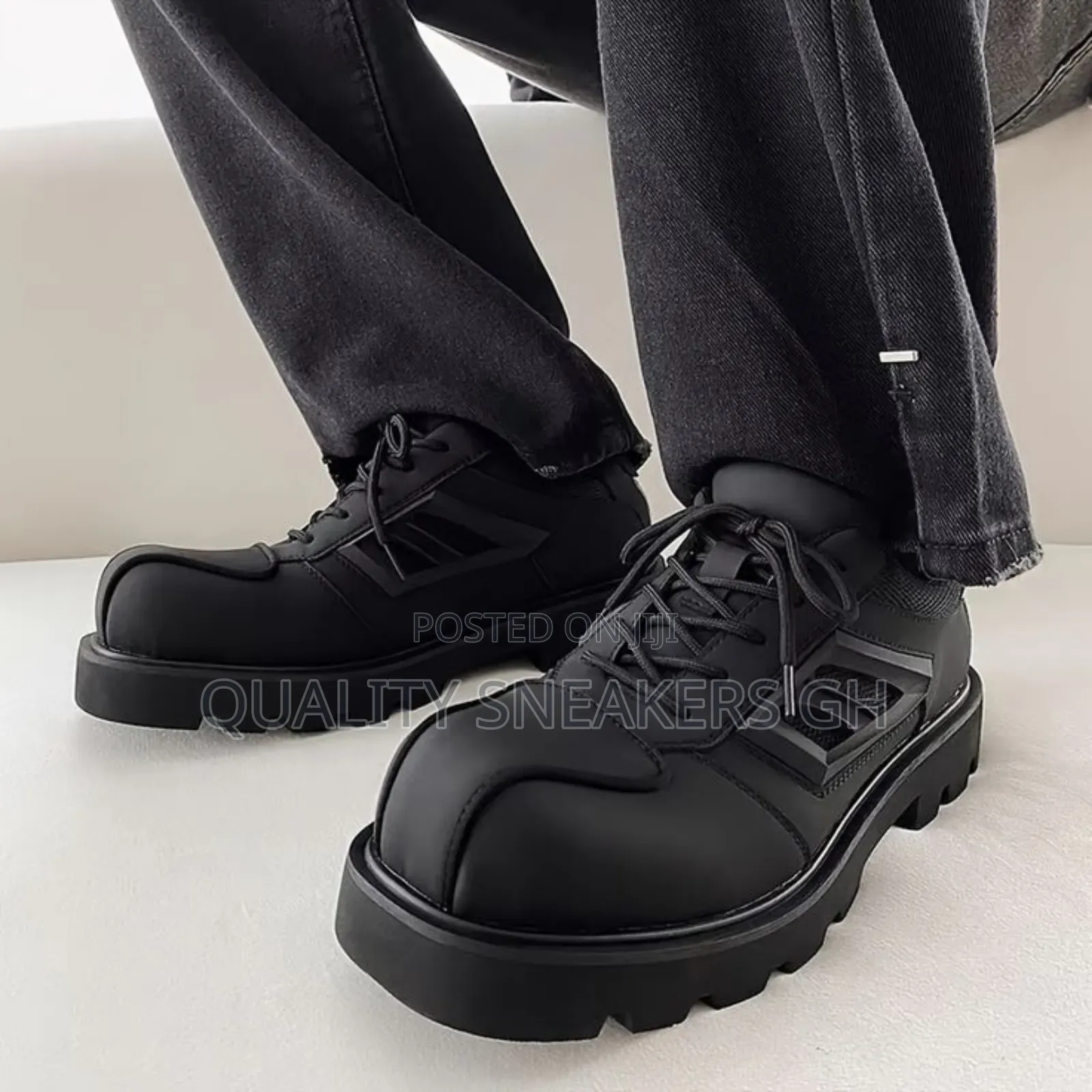 Authentic Black Sneaker