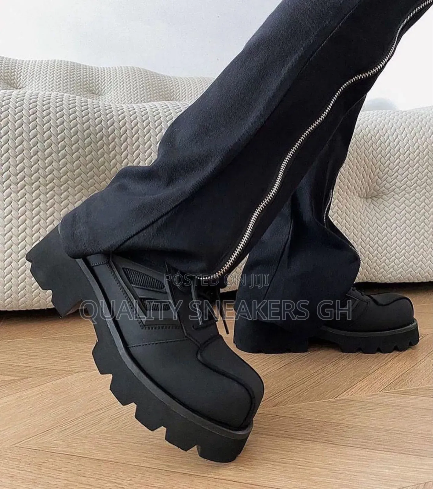 Authentic Black Sneaker