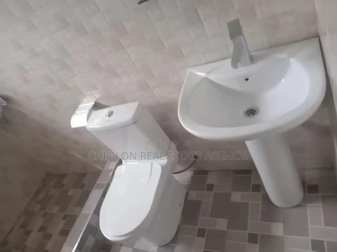 2bdrm Apartment in Chis-Lon Broker’S, Adade for rent