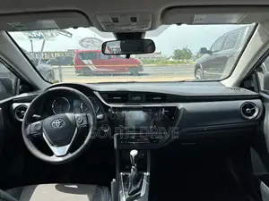 Toyota Corolla SE (1.8L 4cyl 2A) 2018 Blue