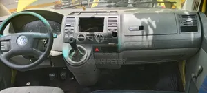Volkswagen Transporter 2000 Yellow